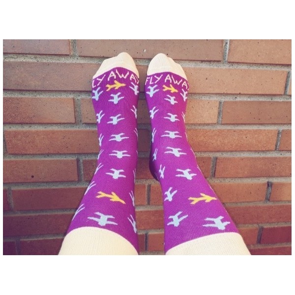 Calcetín vuela alto con frase en lata