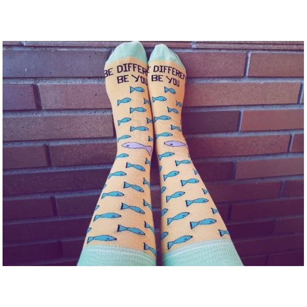Calcetín peces azules con la frase BE DIFERENT BE YOU