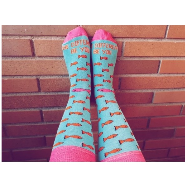 Calcetín peces naranjas con la frase BE DIFERENT BE YOU
