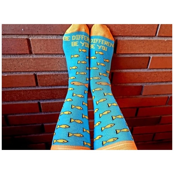 Calcetín peces amarillos con la frase BE DIFERENT BE YOU