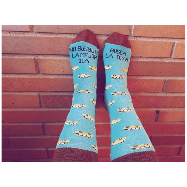 Calcetín Furgotena surf con la frase NO BUSQUES LA MEJOR OLA, BUSCA LA TUYA