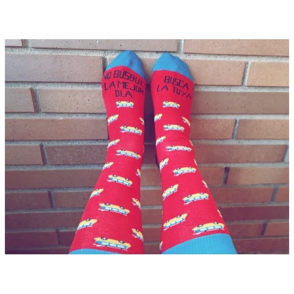 Calcetín surf con la frase NO BUSQUES LA MEJOR OLA, BUSCA LA TUYA