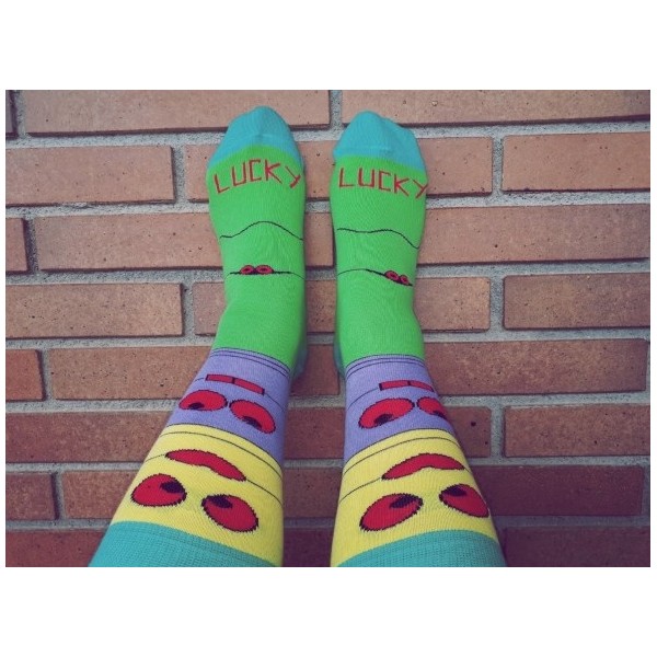 Calcetín tonos verdes con la frase LUCKY