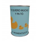 Calcetín pato azul con la frase TE QUIERO MUCHO Y PATÓ en lata