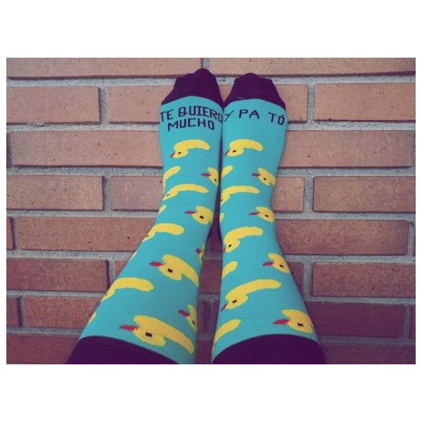 Calcetín pato azul con la frase TE QUIERO MUCHO Y PATÓ en lata