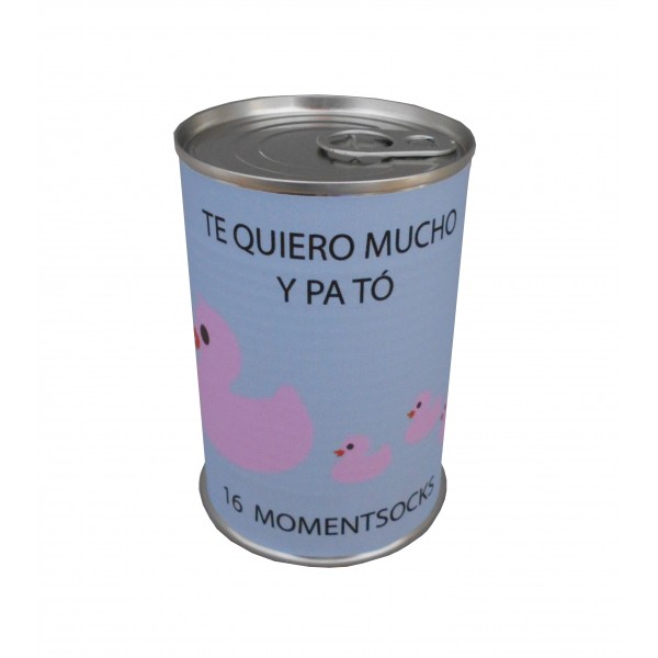 Calcetín pato rosa con la frase TE QUIERO MUCHO Y PATÓ en lata