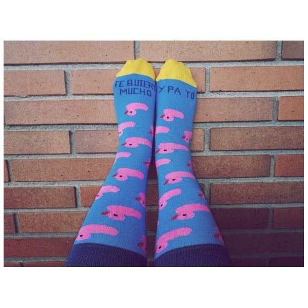 Calcetín pato rosa con la frase TE QUIERO MUCHO Y PATÓ en lata