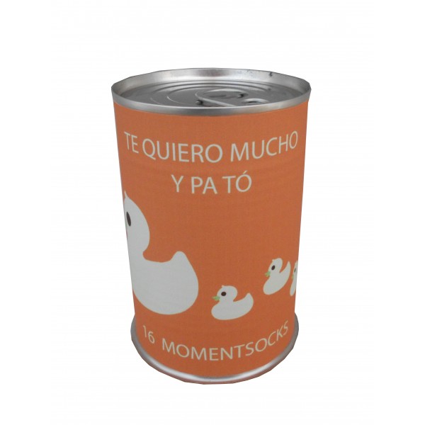 Calcetín pato naranja con la frase TE QUIERO MUCHO Y PATÓ en lata