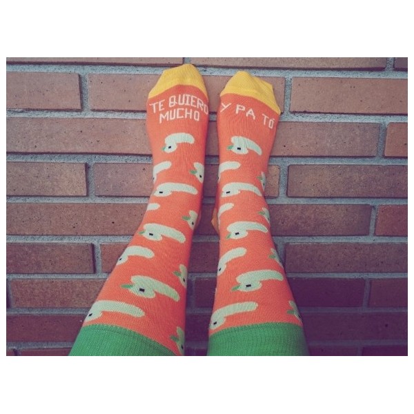 Calcetín pato naranja con la frase TE QUIERO MUCHO Y PATÓ en lata