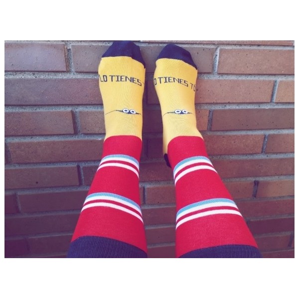 Calcetín rayas rojo con la frase LO TIENES TÓ