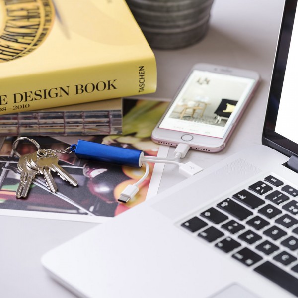 Cargador con llavero en lata